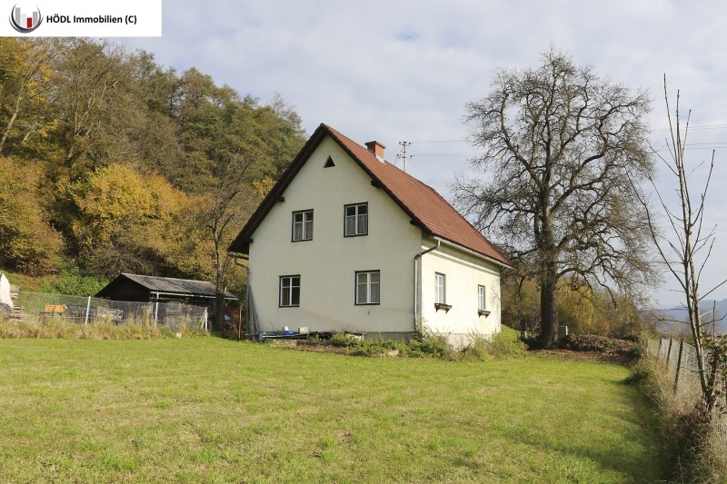 Sanierungsbedurftiges Haus In Idyllischer Lage Mit Grosszugigem