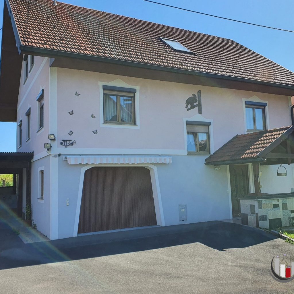 Solides großzügiges Wohnhaus mit Garage und Carport in Ruhelage
