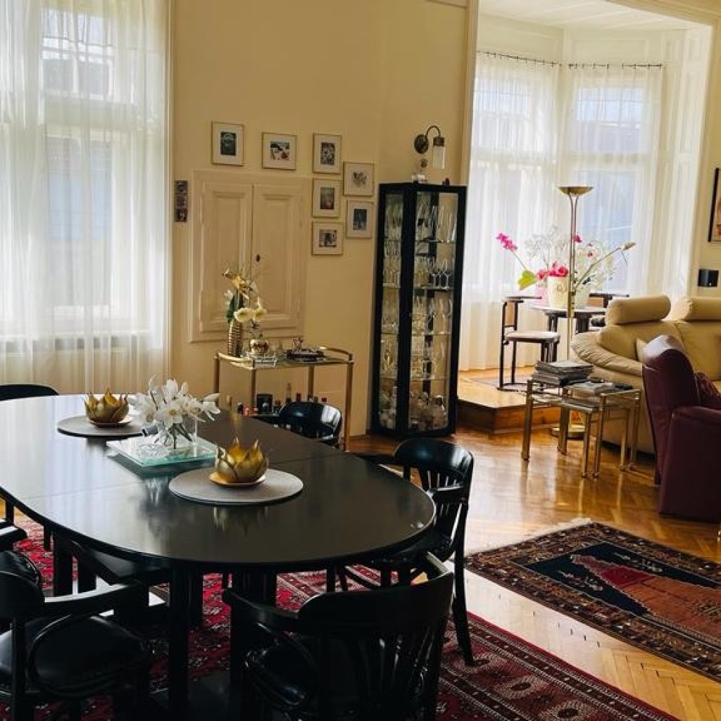 Elegantes Wohnen in der Belletage einer herrlichen Jugendstilvilla mit Gartenterrasse