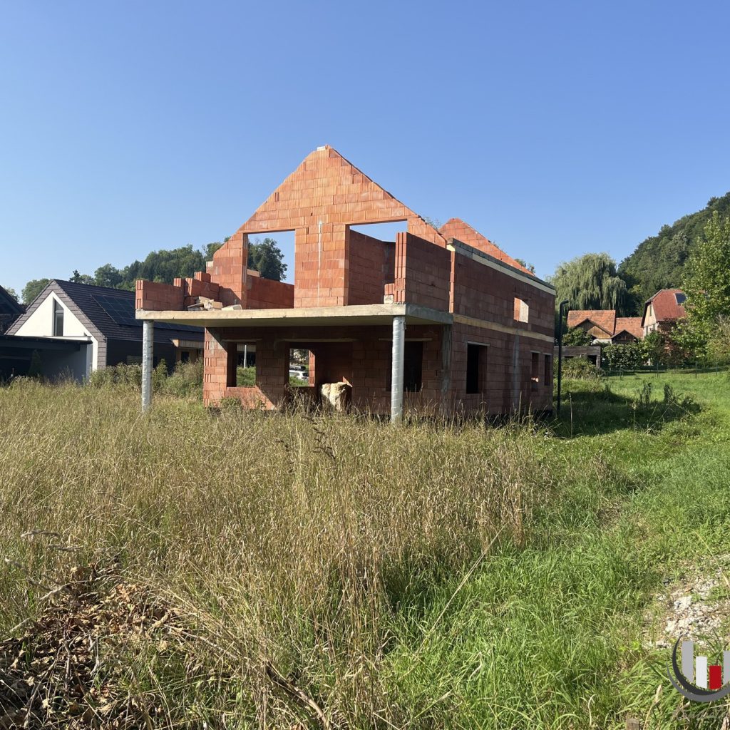 Ebenes Grundstück in Ruhelage mit Rohbau (3165)