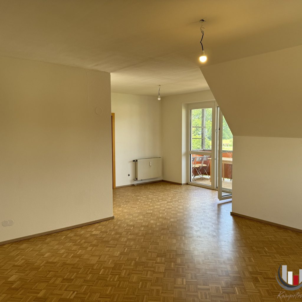 Sonnige Dachgeschoss- Wohnung zur Miete in zentraler Lage